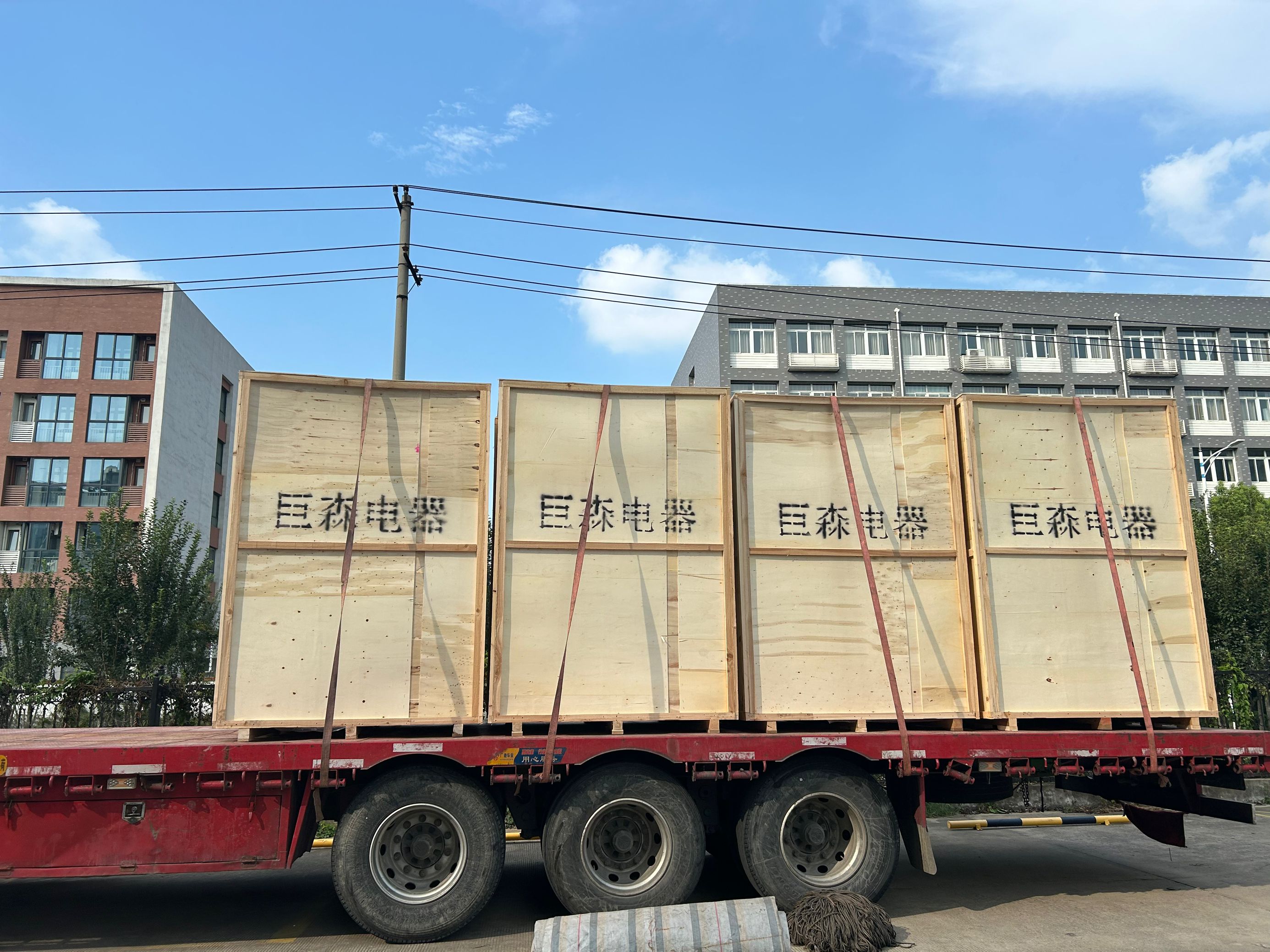 熱烈祝賀我公司配套的“浙江森林聯(lián)合紙業(yè)年產(chǎn)60萬噸數(shù)碼噴墨熱電聯(lián)產(chǎn)項目”8臺10KV低殘壓母線保護裝置完工并順利裝車